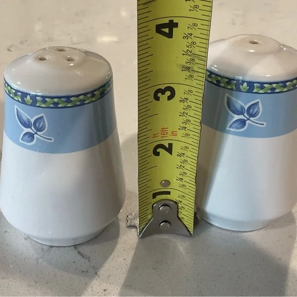 Salt & Pepper shakers CountryGate by Enesco. Great condition no stoppers - Picture 5 of 5
